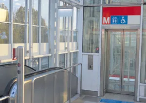 Vuosaaren metroaseman hissi.