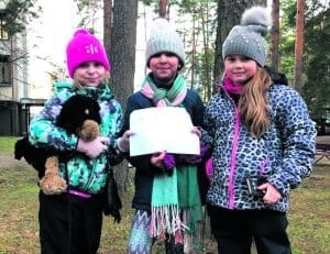 8-vuotiaat ystävykset Selina (vasemmalla), Malek ja Olivia.