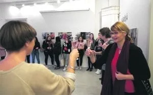 Valokuvanäyttelyn avajaisten juhlijoita.