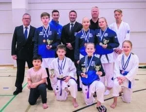 Helsingin Shukokain ottelijoita ja taustajoukkoja.