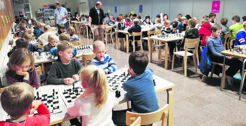 Koululaisia pelaamassa shakkia.
