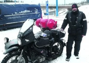Captain ja moottoripyörä.