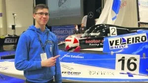 Kimi Eskelinen vanhan kilpaveneensä edessä.