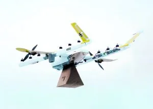 Drone kuljettaa.