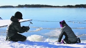 Lapset särkemässä jäätä.