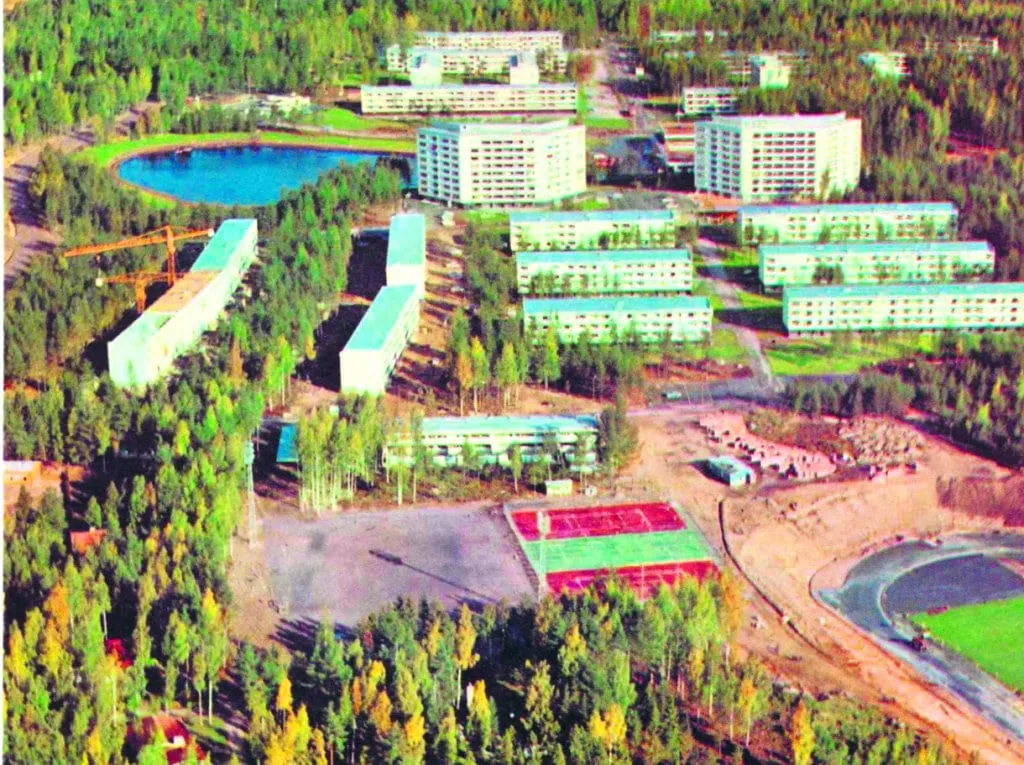 Heteniityntien kenttää rakennetaan.