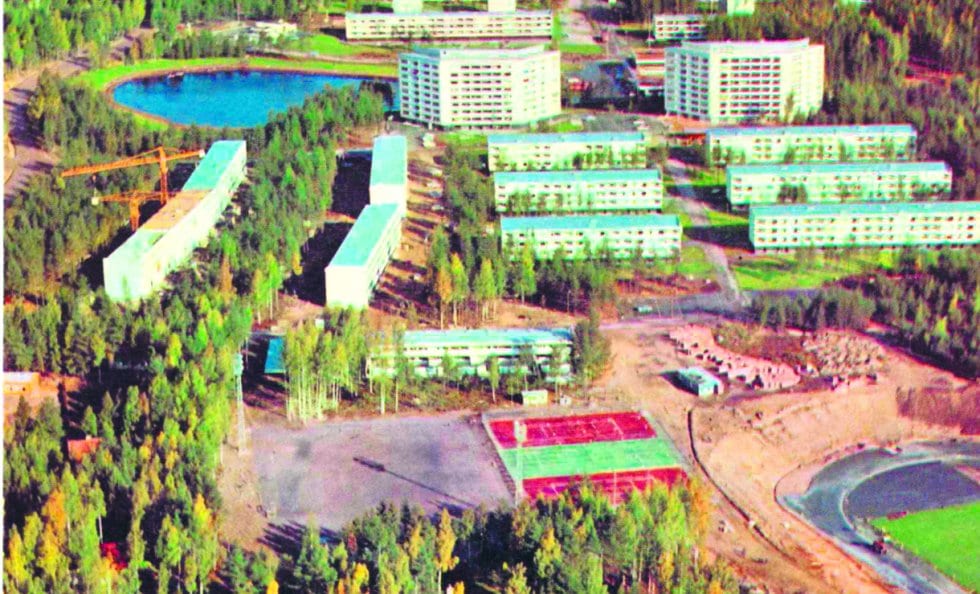 Heteniityntien kenttää rakennetaan.