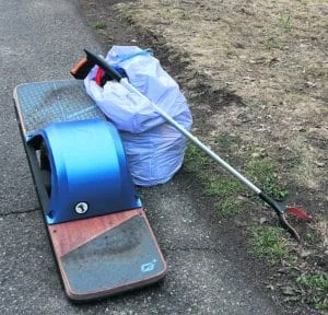 Roskienkeräystarvikkeita.