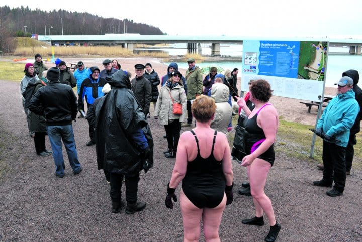Yleisöä Vartiokylänlahdella.