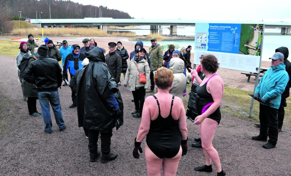 Yleisöä Vartiokylänlahdella.