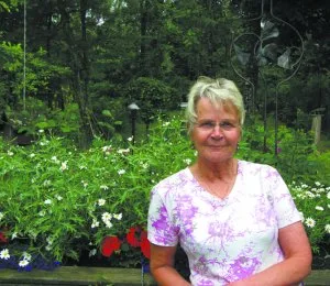 Kirjailija Raili Mikkanen.
