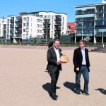 Pormestari tilasi dronella lohisalaatin Aurinkolahden rannalle