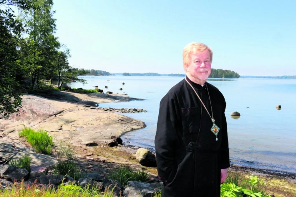 Isä Ambrosius merenrannassa.
