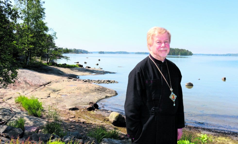 Isä Ambrosius merenrannassa.
