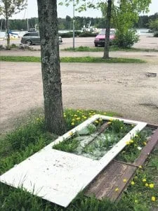 Rikottu ovi.