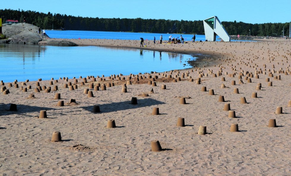 Tuhansia hiekkakakkuja ilmestyi Aurinkolahteen.