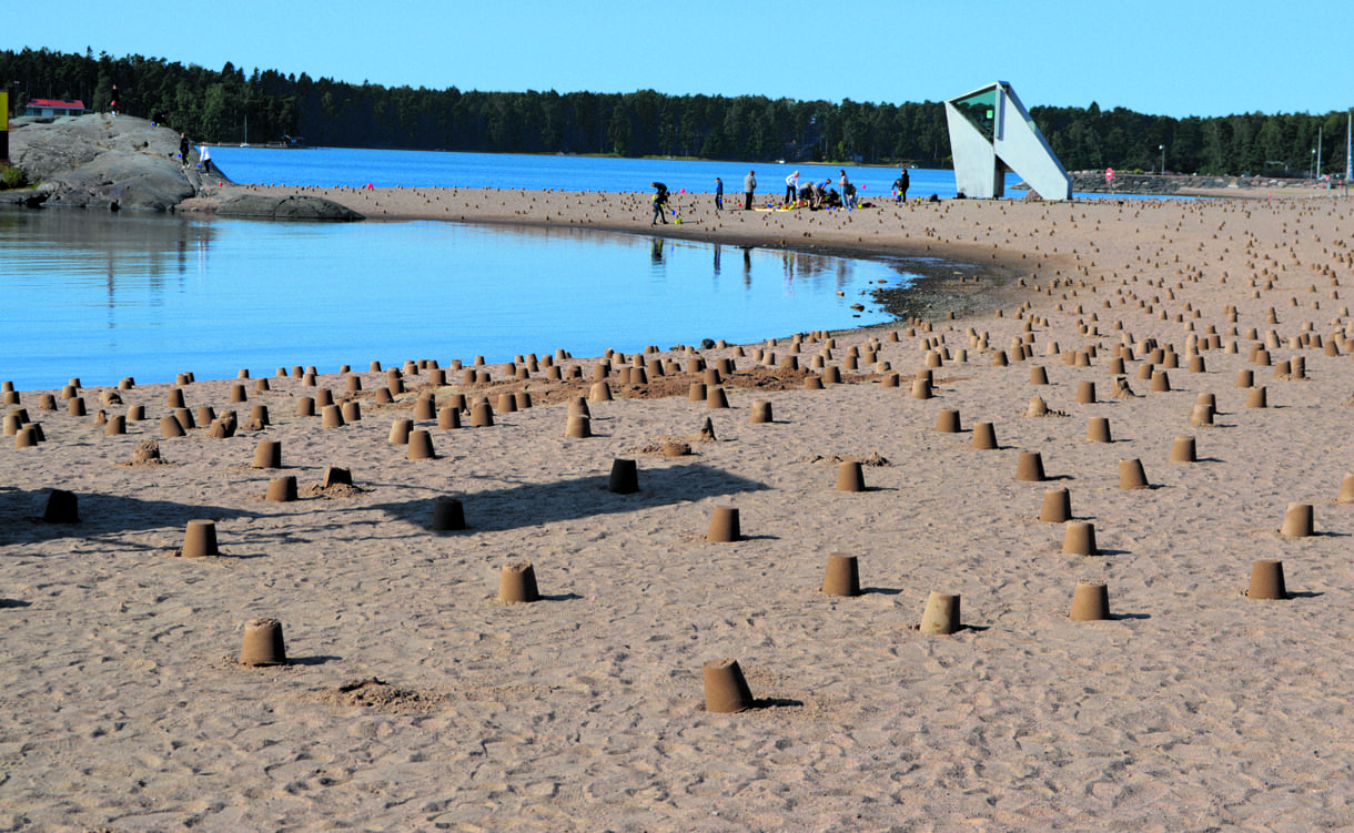 Tuhansia hiekkakakkuja ilmestyi Aurinkolahteen.