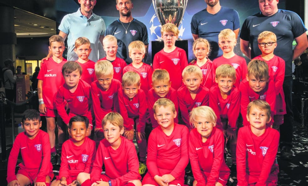 FC Viikingit P12 ja pokaali.