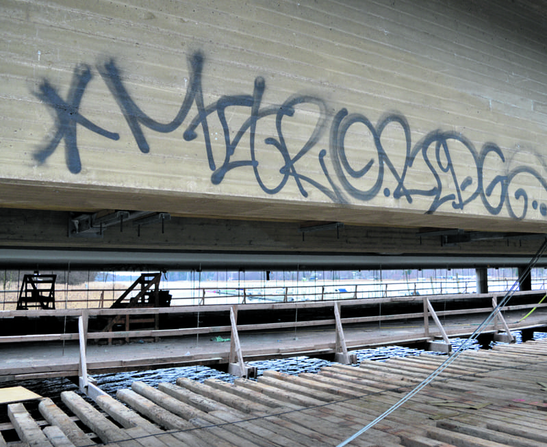Graffitien poistaminen aiheuttaa työmaalla turhaa työtä.