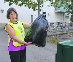 Tuula Syrjälä siivoaa.