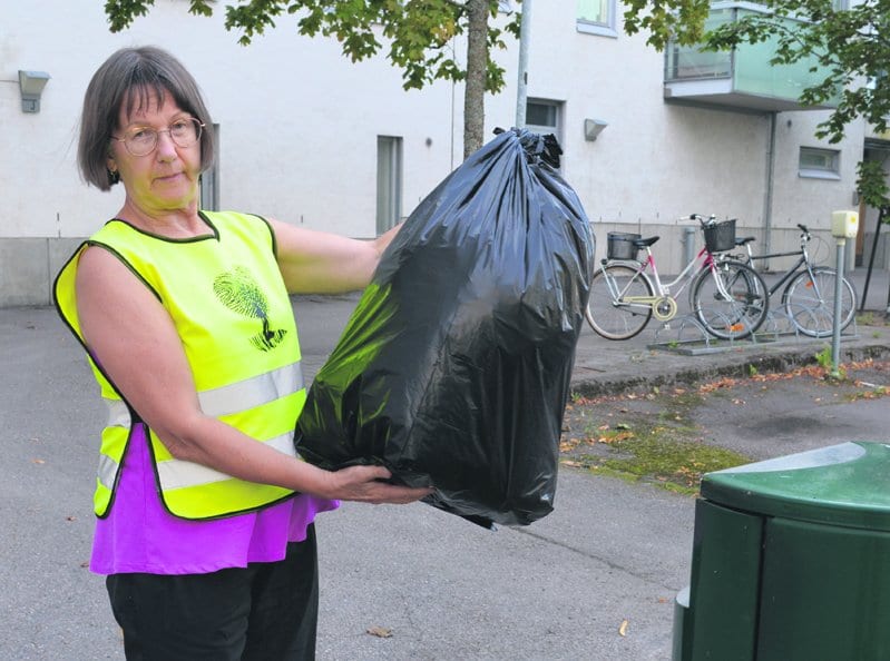 Tuula Syrjälä siivoaa.