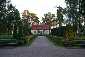 Villa Lill Kallvik sijaitsee Aurinkolahdessa.