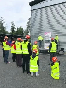 Yksi energiapäivän vierailuryhmistä tutustumassa Vuosaareen kaavaillun biolämpölaitoksen esittelyrastiin. Kuva: Antti Honkanen
