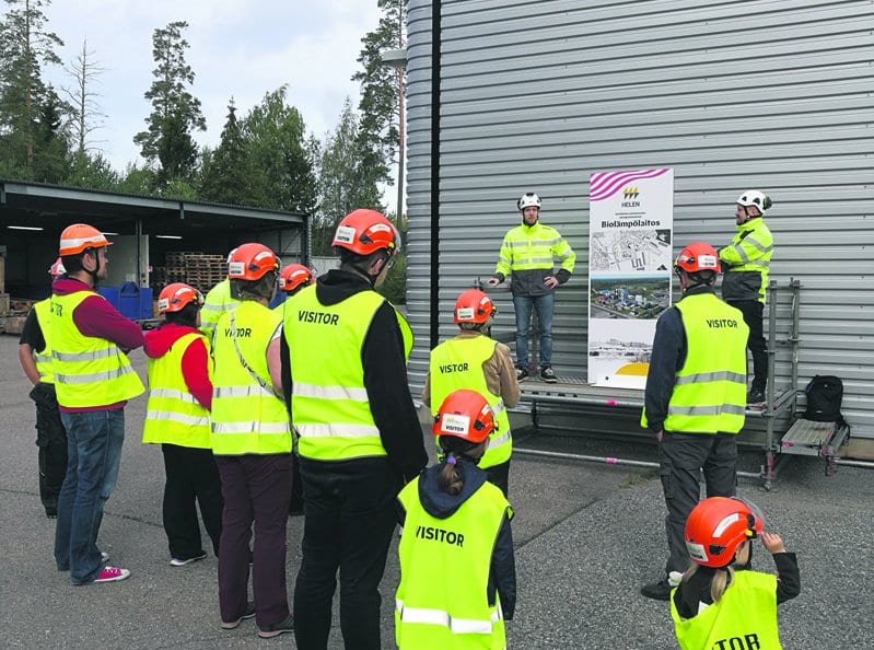 Yksi energiapäivän vierailuryhmistä tutustumassa Vuosaareen kaavaillun biolämpölaitoksen esittelyrastiin. Kuva: Antti Honkanen