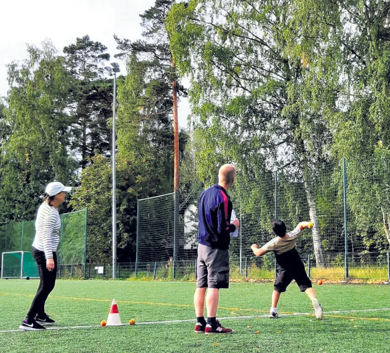 Kolmoset ja neloset kilpailivat pallonheitossa. Kuva: Sami Rönty
