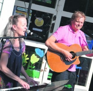 Orkesteri Trio Loiksis (oikealla) esiintyi myös juhlissa.