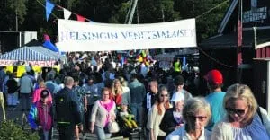 Helsingin Venetsialaiset veti Uutelan rantaan ennätysyleisön juhlijoita. Lämpimän elokuisen illan vetonauloina olivat Marita Taavitsainen ja mahtava ilotulitus.