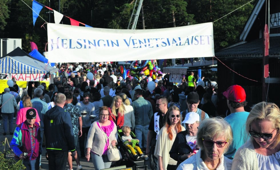 Helsingin Venetsialaiset veti Uutelan rantaan ennätysyleisön juhlijoita. Lämpimän elokuisen illan vetonauloina olivat Marita Taavitsainen ja mahtava ilotulitus.