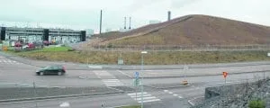 uvassa maisemoituja hiilen varmuusvarastoja Vuosaaren voimalaitoksen ympärillä.