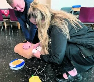 Sydäniskurin käytön harjoittelua kirkolla.