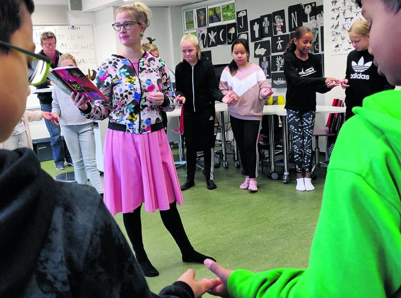 Tunnetaitoja ja ryhmässä toimimista harjoitellaan Salatut elämäntaidot -tunneilla erilaisten harjoitusten avulla. Meneillään on napsuleikki. Kuvassa Emilia Kämäräinen ja 5 C -luokka.