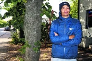 Rastilassa perheineen asuva Shawn Huff on monelle vuosaarelaiselle tuttu näky polkupyörän selässä tai metron kyydissä. Kuva: Antti Honkanen     