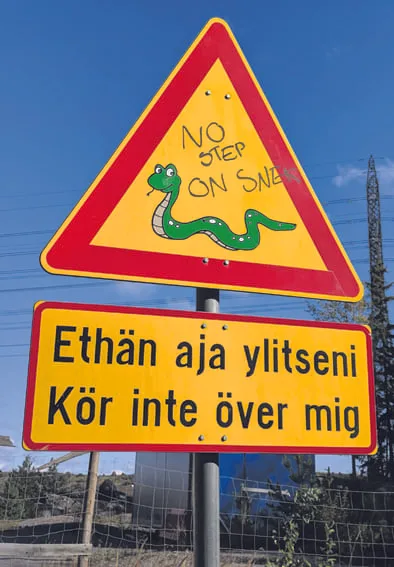 Vuosaaren entisen kaatopaikan portilla on tällainen hauska liikennemerkki, jossa varoitetaan käärmeistä.