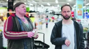 Santtu Karvonen ja Juho Milonoff näyttelevät Pientä laittoa -sarjassa.