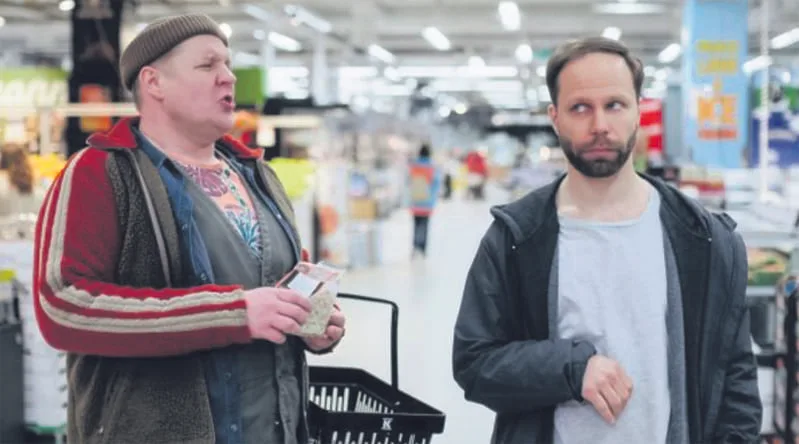 Santtu Karvonen ja Juho Milonoff näyttelevät Pientä laittoa -sarjassa. 