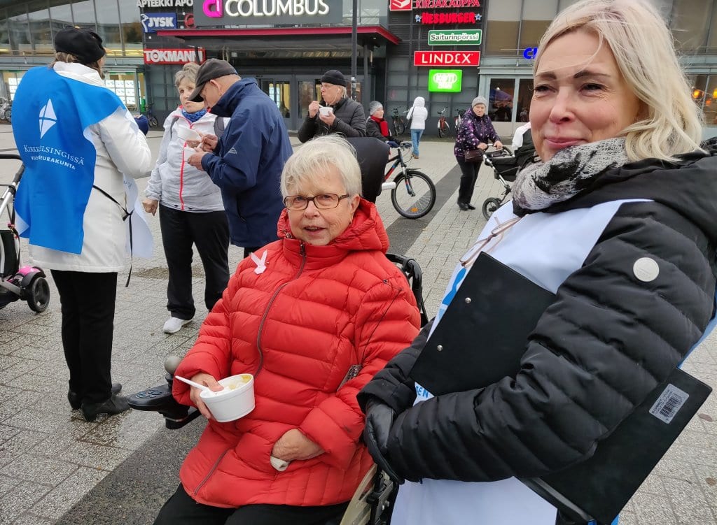 Paula Kastikainen (vas.) tapasi diakoni Heidi Karvisen kanssa Mosaiikkitorilla, missä Vuosaaren seurakunnan työntekijät sekä vapaaehtoiset tarjosivat juttuseuraa YK:n köyhyyden ja syrjäytymisen vastaisena päivänä.