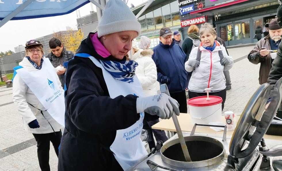 Hernerokka ja kuuma kahvi lämmittivät teltalla piipahtaneita syksyisen koleana päivänä. Vapaaehtoisina tapahtumassa Anja Hinkkanen (vas.) ja kauhanvarressa Aino Raittinen.