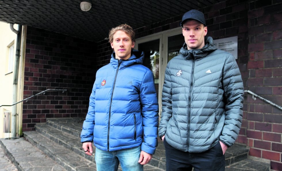 John Norman (vasemmalla) Mika Niemen kanssa Vuoniityn peruskoulun Heteniityn toimipisteen portailla. Kuva: Antti Honkanen