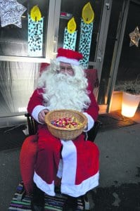 Joulupukkikin saapui joulukiireiden keskeltä paikalle.