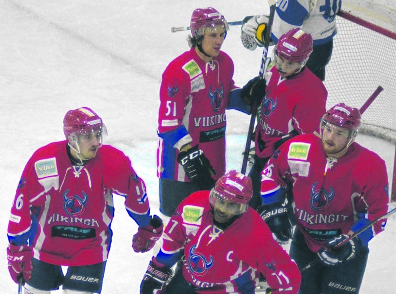 Kiekko on HAKI:n maalissa ja Viikingit juhlii. Kuva: E.H.