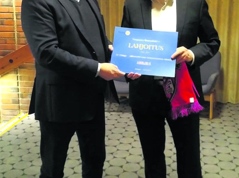 Kuvassa vasemmalla lahjoitusta luovuttamassa Pekka Pirkkala Vuosaaren Rotaryklubilta ja vastaanottamassa Marko Lahikainen FC Viikinkien puolesta.