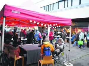 Vuosaaren Valojuhlassa riitti vierailijoita lauantaina 16.11. Pohjoisella ostarilla tunnelma oli jouluinen myyntipöytien ja glögitarjoilujen keskellä.