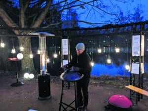 Vuosaaren Valojuhlassa cupola-musiikkia esitti Kangaslammen rannalla Vuosaari 21 -installaatiopisteessä muusikko Lauri Vuolio. Kuva: Matti Pöhö