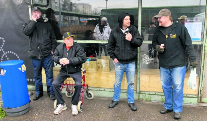 Metroradan varren Herttoniemi–Vuosaari-akselille sijoittuva Haaveiden kääntöraide -dokumenttielokuva seuraa vuoden ajan alkoholin ja työttömyyden kanssa painivaa miesporukkaa. elokuvan trailereita voi katsoa Facebookissa Haaveiden kääntöraide -sivuilla.