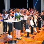 Vuosaaren musiikkikoulun taidokas jousiorkesteri esiintyi juhlassa Terhi Murtoniemen ja Sisko Hyvösen ohjauksessa.
