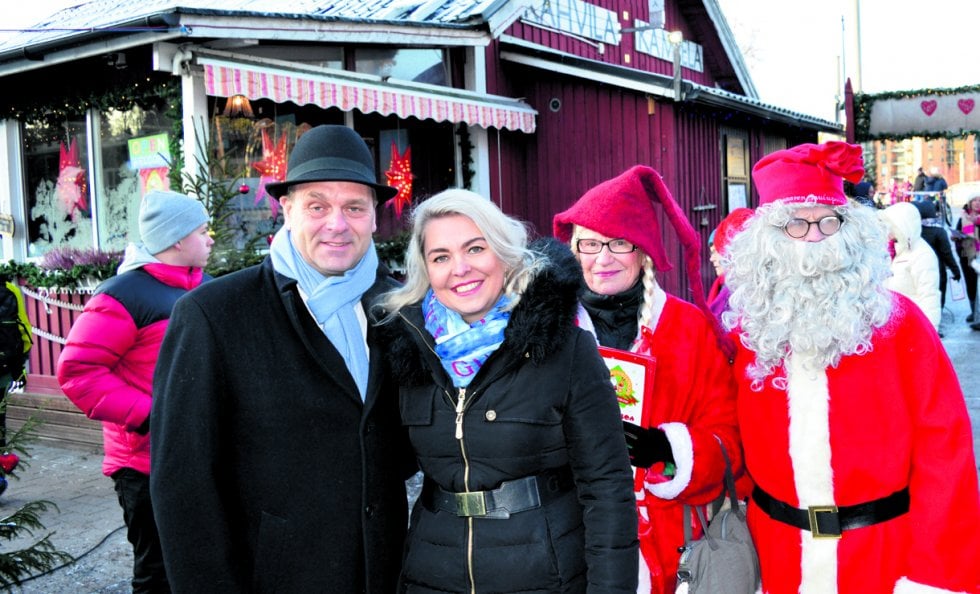 Pormestari Jan Vapaavuori suoritti 30.11. Vuosaaren Joulupolun virallisen avauksen. Kuvassa myös tapahtuman ideoija, yrittäjä Riina Dursun Kahvila Kampelasta vierellään Joulumuori ja Joulupukki.